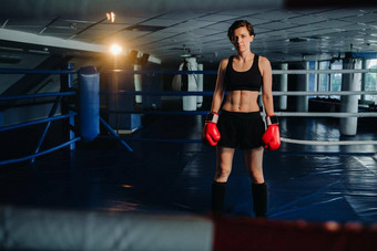 肖像女拳击手红色的手套健身房培训