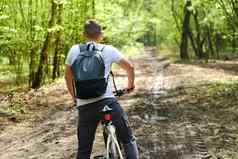 集团骑自行车的人背包骑自行车森林路享受自然