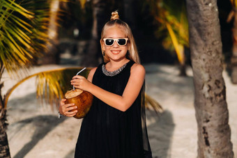 肖像快乐的岁的女孩<strong>椰子鸡尾酒</strong>背景棕榈树异国情调的海滩女孩<strong>椰子</strong>海滩岛毛里求斯