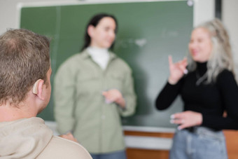 女孩的家伙会说话的标志语言充耳不闻<strong>学生聊天</strong>大学教室