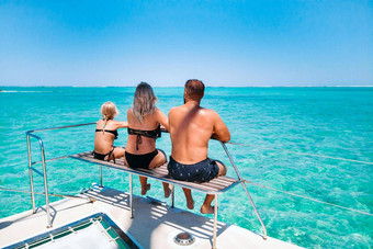 年轻的美丽的家庭孩子坐着游艇珊瑚礁岛毛里求斯旅行娱乐岛毛里求斯