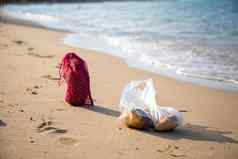 网购物袋塑料袋谎言桑迪海滩海阳光明媚的一天生态海洋概念