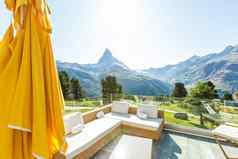 阳光明媚的夏天早....策马特村马特洪峰峰背景美丽的户外场景瑞士阿尔卑斯山脉瑞士欧洲