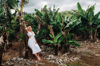 女孩香蕉种植园岛毛里求斯香蕉农场热带岛女孩白色衣服种植园非洲