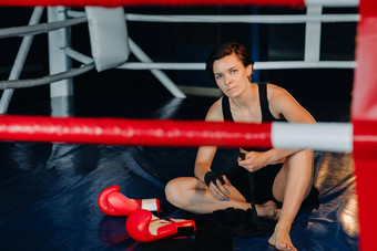 肖像女<strong>拳击</strong>手红色的手套培训坐着环
