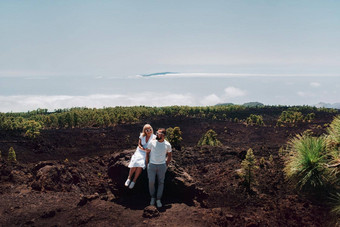 家庭白色衣服游客旅行夏天山泰德火山tenerife年轻的夫妇岩石山范围美丽的视图云岛拉戈梅拉金丝雀岛屿