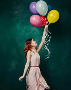 快乐的女人色彩斑斓的气球生日有趣的