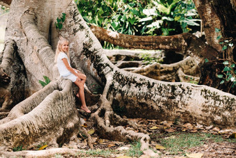 夏天肖像快乐女孩岛<strong>毛里求斯</strong>坐着巨大的树女孩坐在大树植物花园岛<strong>毛里求斯</strong>
