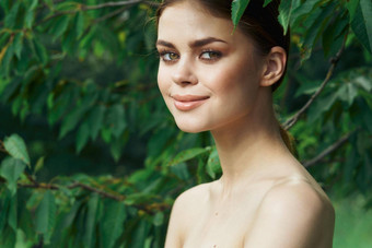 微笑女人皮肤护理只肩膀绿色叶子自然生活方式