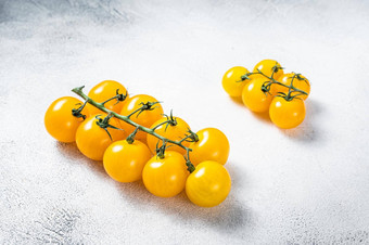 小黄色的樱桃番茄厨房表格白色背景前视图