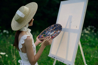 女人白色衣服油漆图片自然画架