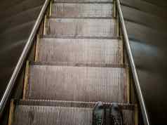 脚靴子自动扶梯前视图人类游乐设施自动扶梯地铁