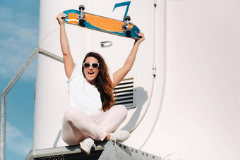 女孩白色衣服眼镜滑冰手拍摄大风涡轮机场树现代女人骑董事<strong>会场</strong>风车