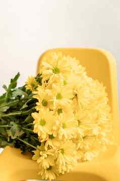 花假期祝贺你爱概念大明亮的花束黄色的雏菊灰色的背景
