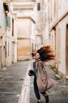 美丽的浪漫的女孩外套头发运行城市阿维尼翁法国女孩外套法国