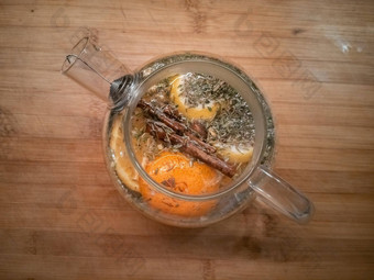 柑橘类茶肉桂玻璃茶壶前视图
