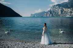 女孩聪明的白色衣服走路堤湖加尔达女人拍摄背景山湖意大利torbole