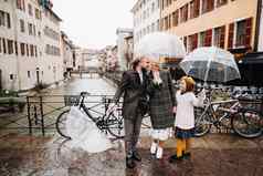 美丽的家庭雨伞多雨的天气安纳西法国家庭走雨