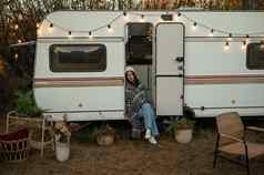 高加索人女人坐在的温暖的秋天一天旅行露营者