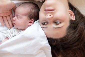 母亲婴儿期童年家庭护理医学睡眠健康孕妇概念肖像妈妈新生儿婴儿包装尿布白色背景的地方文本特写镜头软焦点