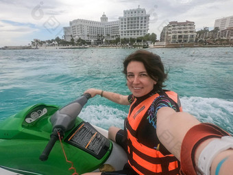 女人使自拍照片骑飞机滑雪加勒比海度假胜地