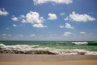 强大的波美丽的海桑迪海滩蓝色的多云的天空