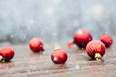 红色的球董事会的地方雪景观树美丽的圣诞节小玩意装饰谎言木表格雪覆盖森林背景大气魔法仙女故事