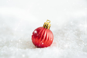 红色的圣诞节球说谎雪美丽的圣诞节小玩意装饰谎言白色毛茸茸的雪大气魔法仙女故事