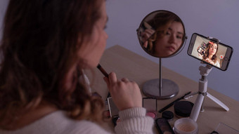 高加索人女人领导在线化妆教训移动电话