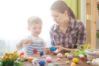 复活节概念快乐妈妈。可爱的孩子准备好了复活节绘画鸡蛋