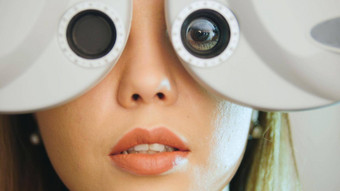眼科学诊所女人检查愿景现代设备左眼睛