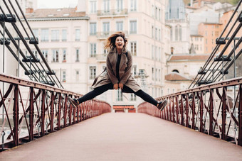 女孩外套头发跳跃在情感上桥城市里昂法国女孩外套法国