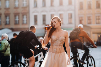 新娘婚礼衣服长头发喝瓶小镇弗罗茨瓦夫婚礼照片拍摄中心波兰的城市弗罗茨瓦夫波兰