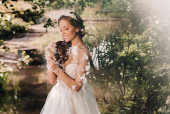 优雅的新娘白色衣服手套花束瀑布公园享受自然模型婚礼衣服手套森林白俄罗斯
