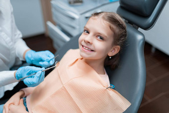 可爱的女孩参观牙医牙齿检查儿科牙医牙科办公室