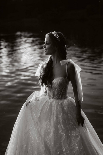 优雅的新娘白色衣服享受自然日落模型婚礼衣服自然公园白俄罗斯黑色的白色照片
