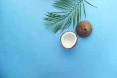 片新鲜的椰子蓝色的背景前视图