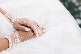 特写镜头新娘的手白色透明的手套瀑布公园模型婚礼衣服网手套自然公园白俄罗斯