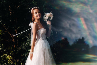 肖像优雅的新娘白色衣服花束自然自然公园模型婚礼衣服手套花束白俄罗斯
