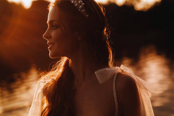 优雅的新娘白色衣服享受自然日落模型婚礼衣服自然公园白俄罗斯