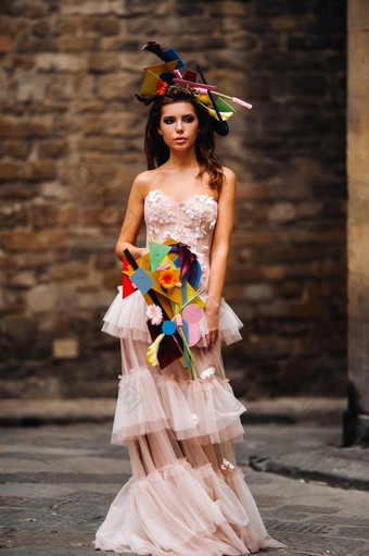 美丽的时尚的女孩模型粉红色的婚礼衣服拍摄弗洛伦斯持有不寻常的花束新娘模型花束手照片会话新娘弗洛伦斯