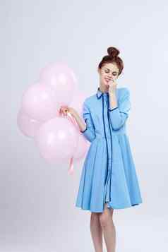 快乐的女人蓝色的衣服粉红色的气球假期生日