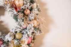 圣诞节花环使自然冷杉分支机构挂米色墙花环自然饰品疙瘩核桃视锥细胞一年冬天假期圣诞节装饰传统的花环复制空间