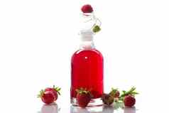 甜蜜的煮熟的草莓糖浆玻璃玻璃水瓶