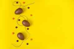 平躺作文巧克力复活节鸡蛋巧克力糖果黄色的背景视图空空间文本