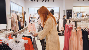 美女人服装商店东西衣服购物概念