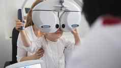 孩子们眼科学验光师检查眼睛女孩