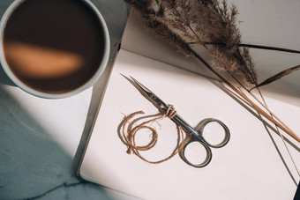 修指甲剪刀空笔记本杯咖啡表格有创意的时尚的工作场所指甲修饰师美治疗