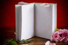 粉红色的美丽的牡丹花瓣空白笔记本文本