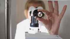 验光师医生眼科学检查病人的眼睛医疗概念